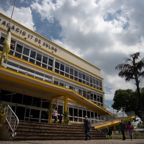 Prefeitura de VR abre inscrições para concurso público com vagas auxiliar de infantil e motorista 